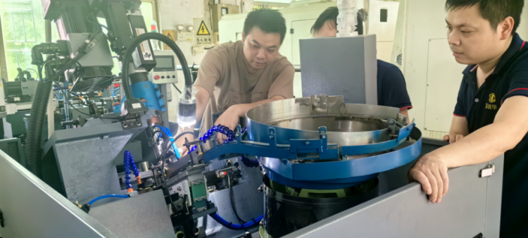 兩臺自動化后加工設備到廠員工操作培訓現(xiàn)場（20240523）